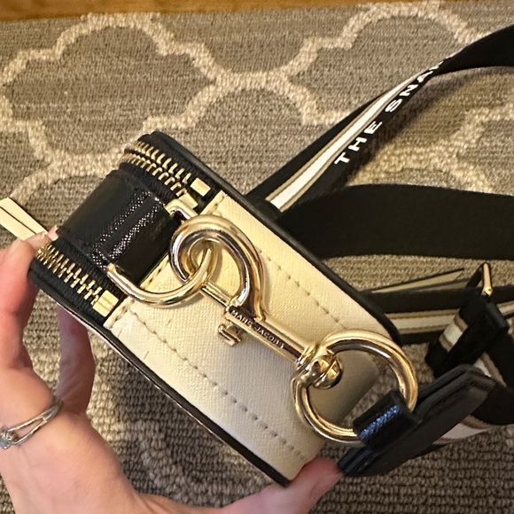 Marc Jacobs Snapshot Black and Cream Crossbody Bag - Picture 9 of 11